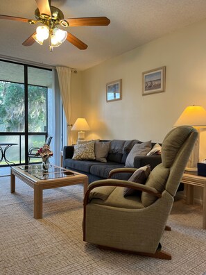 Televisie, een tafeltennistafel en een stereo