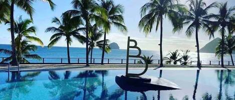 Utomhuspool och uppvärmd pool