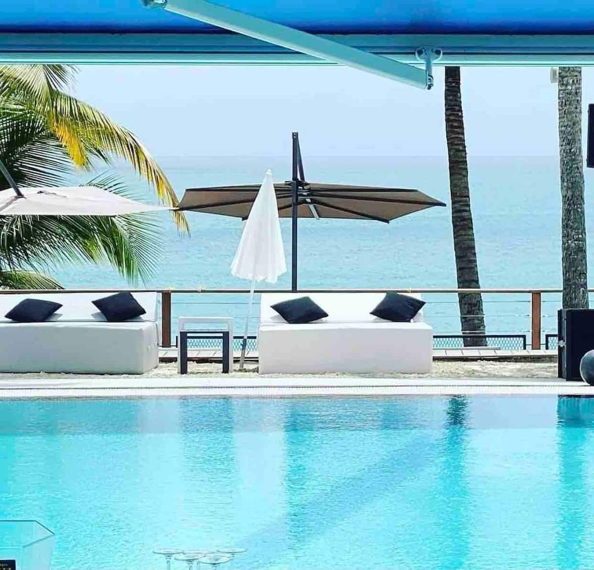 Een buitenzwembad, een verwarmd zwembad