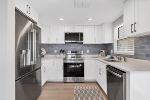 Private kitchen - Horizons West Villa F-9 - Lovey view of the Intracoastal (Sarasota)