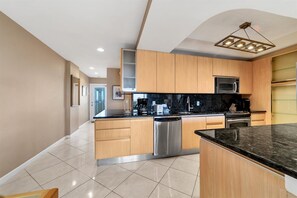 Private kitchen - Horizons West Unit 108 - Great Gulf View on #1 Beach (Sarasota)