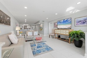 Living area - Horizons West Unit #207 - Siesta Key Beach Front (Sarasota)