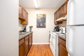 Private kitchen - Nurse Ready• Wifi • Smart TV • Kitchen • Pets •W/D (Pineville)