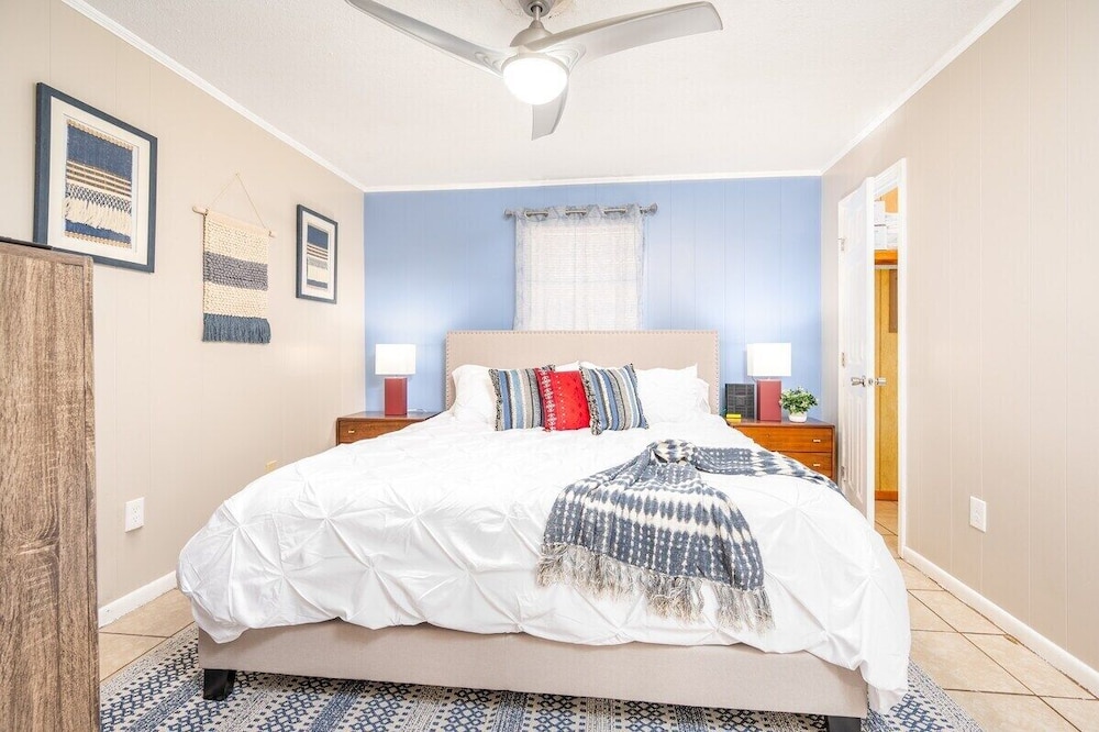 By Downtown | WFH👩💻 | 55" TV |King 🛏 | Free🅿️ |Pets✅