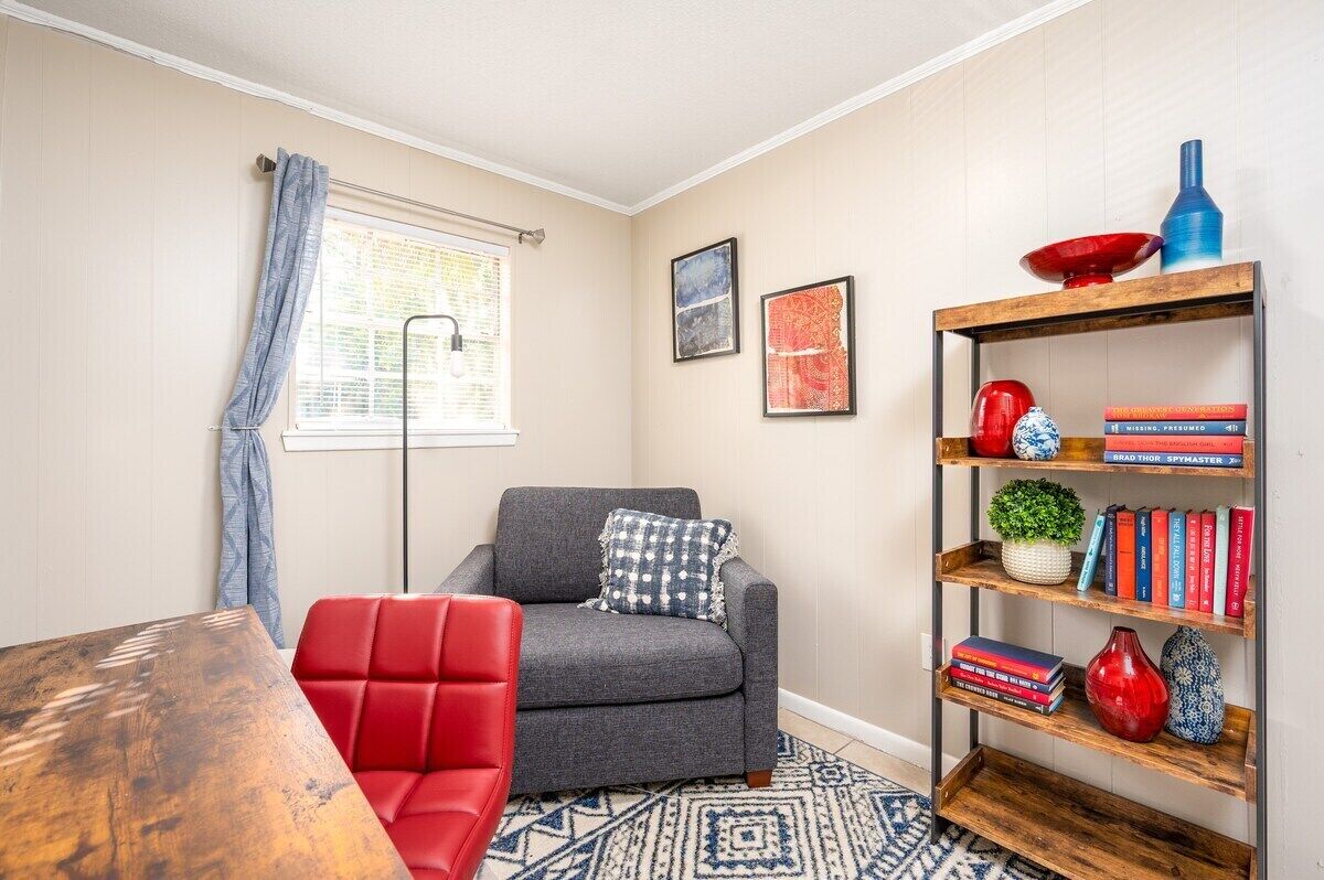 By Downtown | WFH👩‍💻 | 55" TV |King 🛏 | Free🅿️ |Pets✅