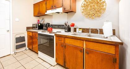 By Downtown | WFH👩💻 | 55" TV |King 🛏 | Free🅿️ |Pets✅