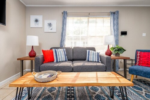 By Downtown | WFH👩‍💻 | 55" TV |King 🛏 | Free🅿️ |Pets✅