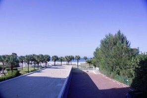 Unclassified image, 2 of 14, button