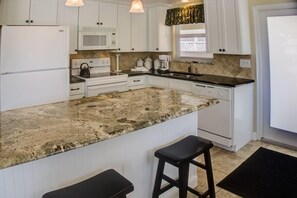 Een koelkast, een magnetron, een oven, een kookplaat