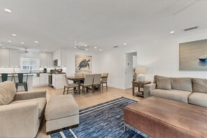 Un appartement moderne comprenant une cuisine, un coin repas et un salon.