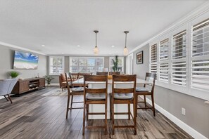 Unclassified image, 3 of 37, button