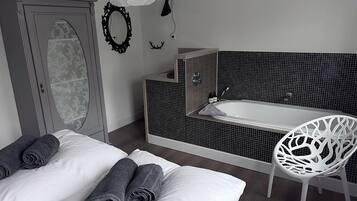 6 Schlafzimmer, Zimmersafe, Bügeleisen/Bügelbrett, kostenloses WLAN