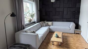 Een smart-tv, videogames, een dvd-speler en tafelvoetbal