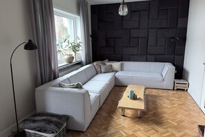 Smart TV, videojuegos, reproductor de DVD y futbolito 