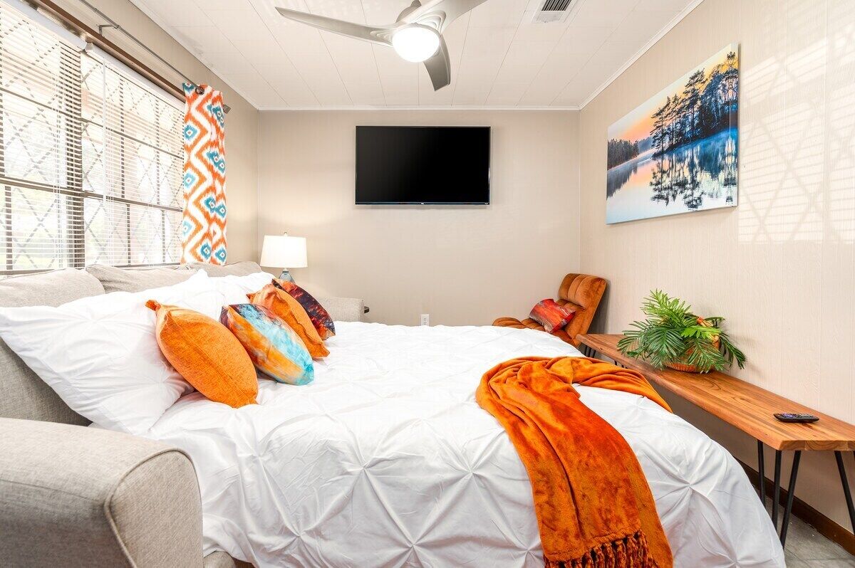 Near P&G | Cleco | 55" 4K TV| King 🛏 | PetsOK🐈