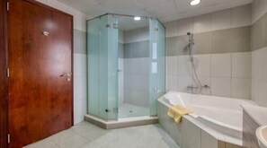 Villa, 3 habitaciones | Baño | Regadera y toallas 