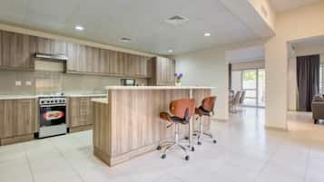 Villa, 3 Bedrooms | Dapur peribadi | Peti sejuk/penyejuk beku saiz penuh, ketuhar gelombang mikro, ketuhar