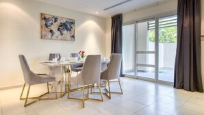 Villa, 3 soverom | Spiseområde på rommet