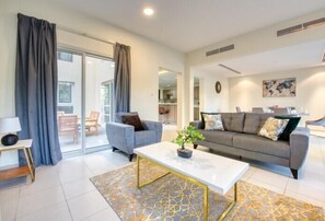 Biệt thự, 3 phòng ngủ | Phòng khách | TV LCD 