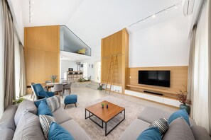 Smart-TV, Kamin, Videospiele, Tischfußball