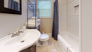 Ensemble douche/baignoire, sèche-cheveux, serviettes fournies, savon