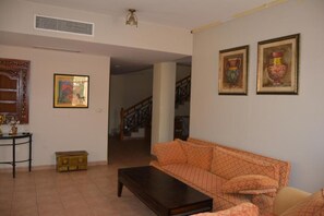 Living area - Luxurious STUDIO in the heart of DUBAI (Dubai)