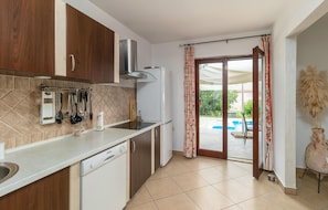 Kylskåp, ugn, spishäll och diskmaskin