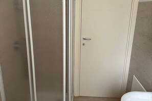 Douche, sèche-cheveux, bidet