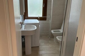 Dusche, Haartrockner, Bidet