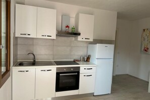 ثلاجة، فرن، موقد طهي مسطح، مستلزمات طهي/أطباق/أوعية