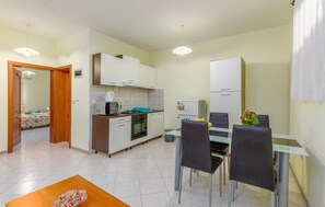 Réfrigérateur, plaque de cuisson, cafetière/bouilloire