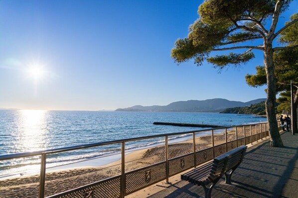 Plage à proximité, chaises longues