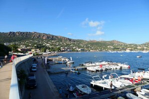 A marina with boats docked, a pedestrian walkway, and a mountainous backdrop. - Beautiful Villa ★★★★, air-conditioned, private pool, 4 bedrooms, close beaches. (Fréjus)