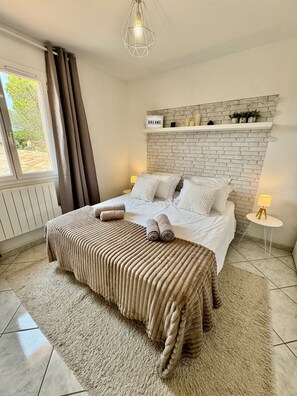 4 bedrooms, in-room safe, desk, iron/ironing board