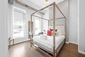 4 bedrooms, desk, iron/ironing board, WiFi - 4 Apartments, Downtown, Walk to Cincy Stadiums! (Covington)