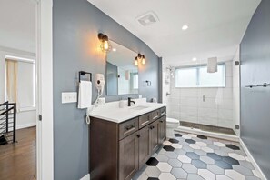 Bathtub, hair dryer, towels, shampoo