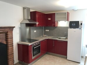 Cafetera y tetera, refrigerador, microondas y horno 