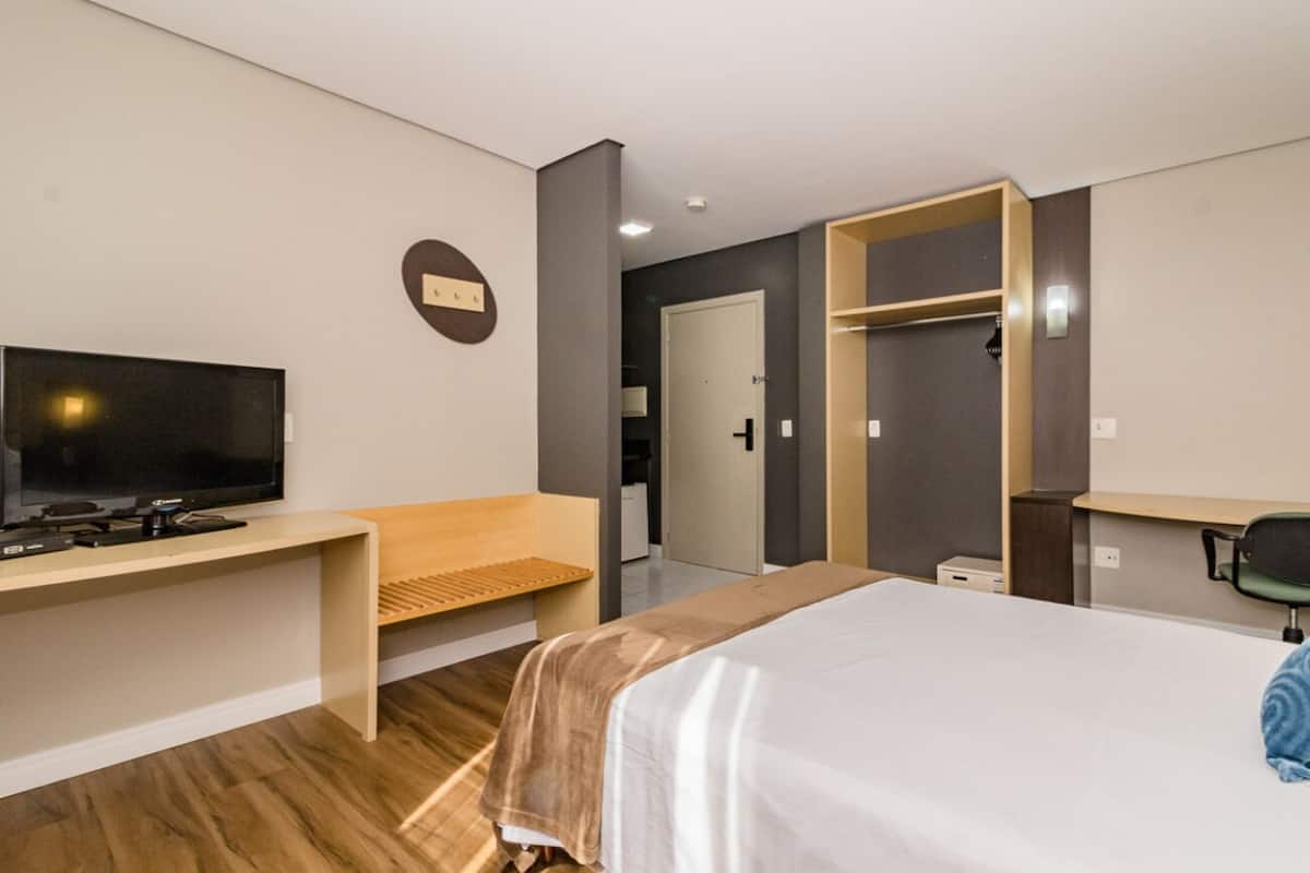 Executive Apartment | 1 bedroom, laptop workspace, blackout drapes, free WiFi
