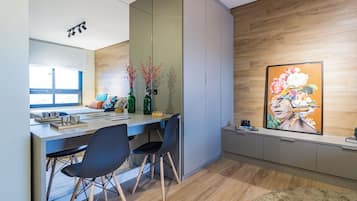 Deluxe Apartment | Laptop workspace, blackout drapes, free WiFi