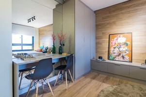 Deluxe Apartment | Laptop workspace, blackout drapes, free WiFi