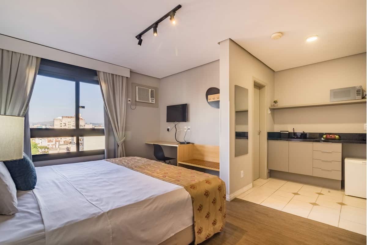 Apartemen Premium | Ruang kerja ramah laptop, tirai kedap cahaya, dan Wi-Fi gratis