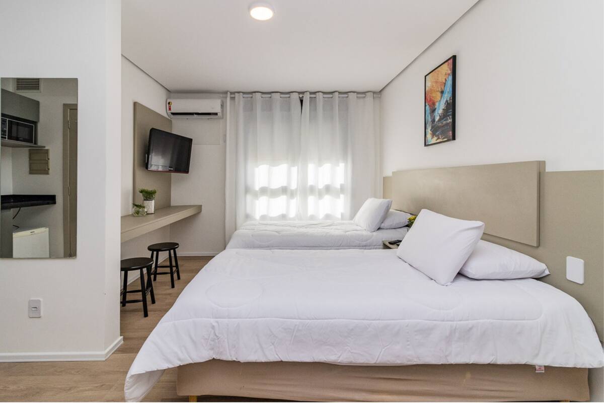 Apartemen Premium | Ruang kerja ramah laptop, tirai kedap cahaya, dan Wi-Fi gratis