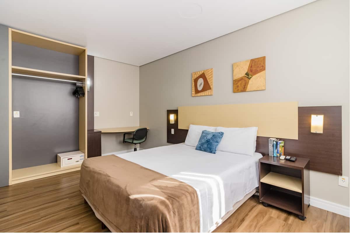 Apartemen Eksekutif | Ruang kerja ramah laptop, tirai kedap cahaya, dan Wi-Fi gratis