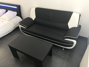 1 slaapkamer, een strijkplank/strijkijzer, gratis wifi, beddengoed