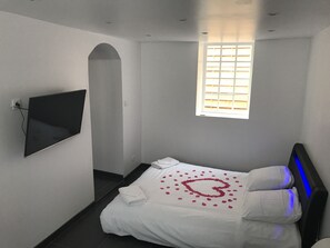 1 chambre, fer et planche à repasser, Wi-Fi gratuit, draps fournis