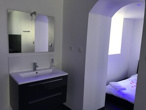 1 chambre, fer et planche Ă repasser, Wi-Fi gratuit, draps fournis