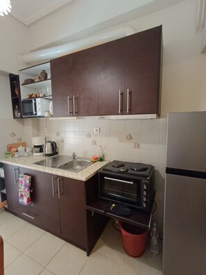 Een koelkast, een magnetron, een oven, een kookplaat