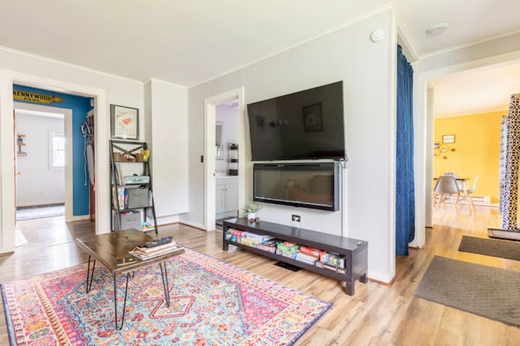 Een televisie, een open haard, videogames en boeken