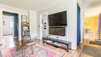 Een televisie, een open haard, videogames en boeken