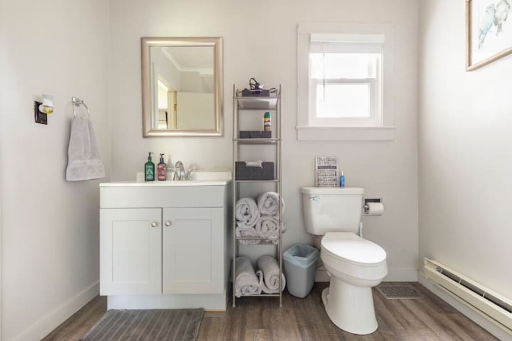 Combined shower/bathtub, hair dryer, towels, soap